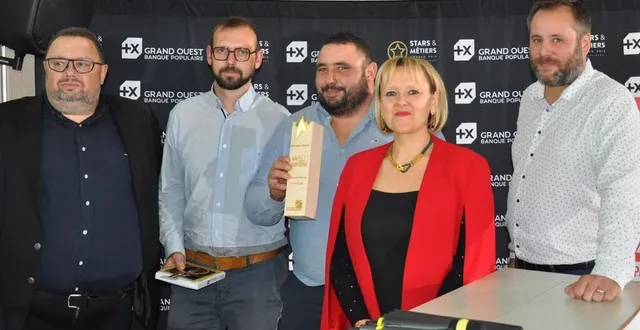 photo  les lauréats sarthois, gérald jouis et grégory souchu avec fabienne malhaire-boulanger, encadrés des représentants de la bpgo, jean-luc douenne (à g) et cédric meheust.  &copy;  le maine libre 