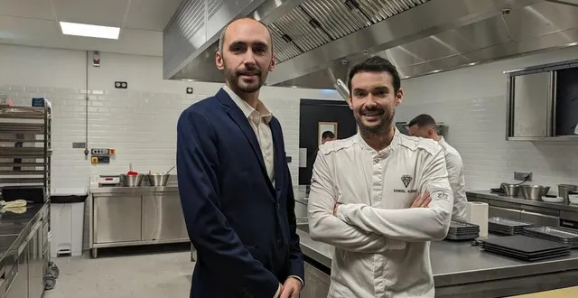 photo  samuel albert, à droite, et son associé julien aubert ouvrent leur troisièmerestaurant à angers, au sommet de la nouvelle tribune du stade raymond-kopa.  &copy;  ouest-france 