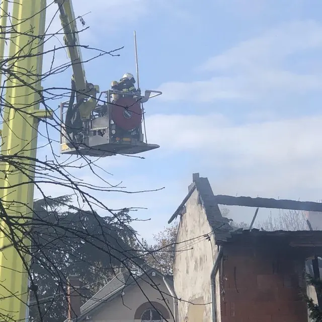 photo une partie de la toiture de cette maison a été détruite.  ©  le maine libre