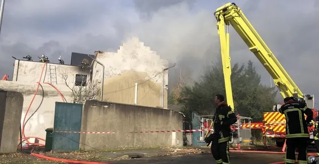 photo  une maison a été en partie détruite par un incendie, ce lundi 20 novembre au 264, rue de l’angevinière, au mans  &copy;  le maine libre 