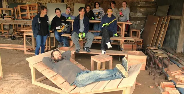 photo  les élèves de 3e ont terminé vendredi, la construction du mobilier de la cour de récré en compagnie de l’artiste lucas grandin (au premier plan).  &copy;  ouest-france 