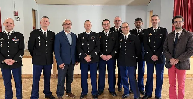 photo  les gendarmes du sud sarthe se sont retrouvés à mareil-sur-loir, vendredi 17 novembre 2023, en compagnie de quelques élus, dont éric martineau, député de la troisième circonscription de la sarthe, et jérôme prémartin, maire.  &copy;  compagnie de gendarmerie de la flèche 