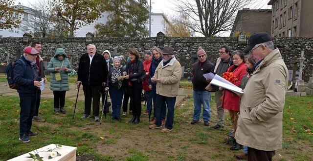 photo la chorale au clair de la rue accompagne en chansons les obsèques de personnes qui décèdent seules ou dans la rue.