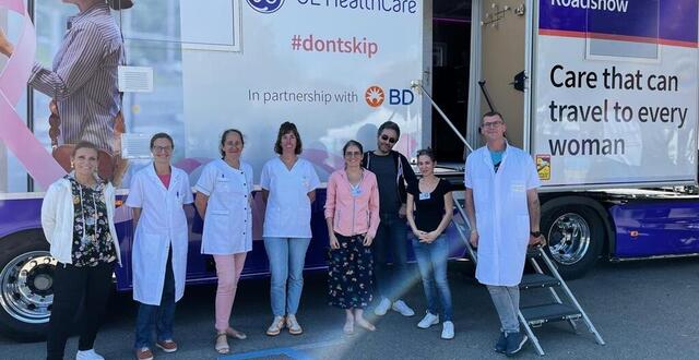 photo  karine berquet, médecin coordinateur, en rose, au milieu de l’équipe chargée de réaliser les examens de dépistage, lors de la venue du mammo truck, le 30 septembre au pouliguen. 