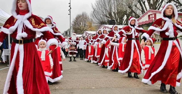 photo  les jeunes élèves de l’association sablé danse mania accompagneront à nouveau l’arrivée du père noël en centre-ville, comme en 2022.  &copy;  archives ouest-france 