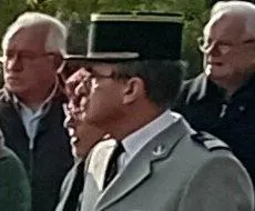 photo  stéphane delaite, conseiller municipal, capitaine de réserve et correspondant militaire dans la commune, présent à la commémoration du 11 novembre.  &copy;  le maine libre 