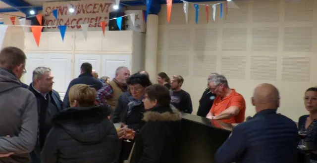 photo  les bénévoles du comité des fêtes ont accueilli les habitants.  &copy;  le maine libre 