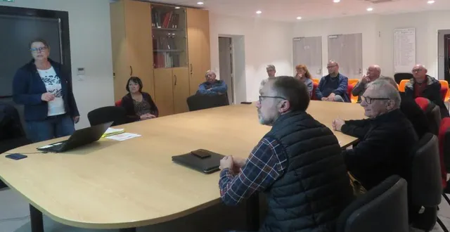 photo  la réunion publique n’a attiré que quelques habitants. karine mullet,maire, a expliqué la loi aper, les choix des zones définies avec les types d’énergie renouvelable réalisés par les élus.  &copy;  le maine libre 
