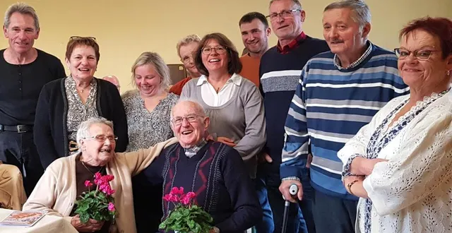 photo  muguette et germain, aux côtés de l’équipe municipale  &copy;  le maine libre 