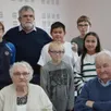 photo roger ganivet et marie-thérèse gaignard, les doyens, entourés du maire et des jeunes serveurs.