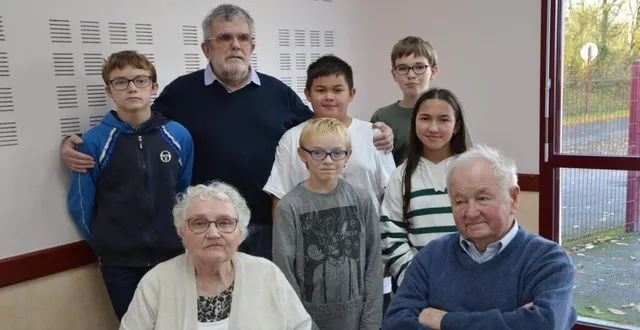 photo  roger ganivet et marie-thérèse gaignard, les doyens, entourés du maire et des jeunes serveurs.  &copy;  ouest-france 
