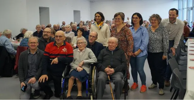 photo  les deux doyens sont entourés de l’équipe municipale.  &copy;  ouest-france 