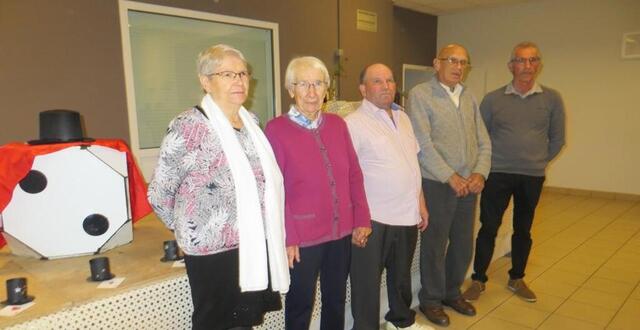 photo avec le maire, jean michel claude, les doyens de l’assemblée marie joseph glémin (92 ans), gilbert couraud (87 ans) et les plus jeunes, jocelyne mahieux (72 ans) et claude robert (70 ans).