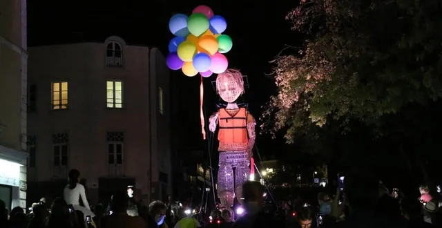 photo  mo et le ruban rouge avait déjà déambulé dans la ville de laval en 2021.  &copy;  ouest-france 