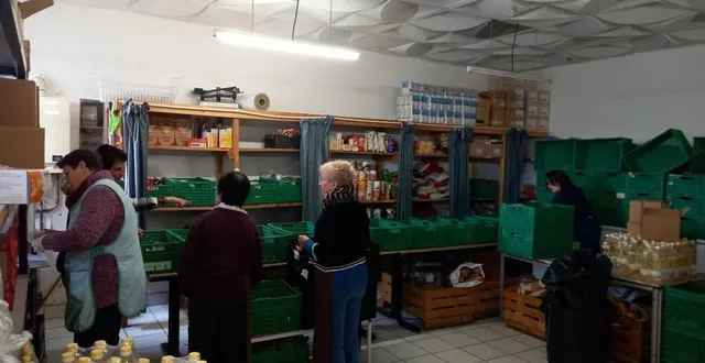 photo  les bénévoles de solidarité bocage préparent chaque semaine des colis alimentaires pour les familles bénéficiaires.  &copy;  solidarité bocage 
