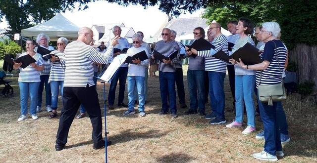 photo les choristes amateurs se retrouvent pour s’entraîner autour d’un chef d’orchestre professionnel.