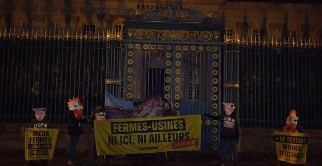photo des militants de greenpeace se sont rassemblés ce lundi 21 novembre devant la préfecture de loire-atlantique, à nantes, pour dénoncer les « fermes usines » et demander un moratoire afin que les très grosses exploitations ne puissent pas s’agrandir.
