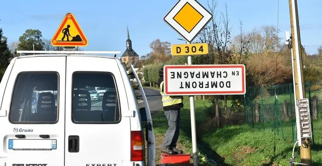 photo  dans la matinée, le panneau a retrouvé son bon sens.   &copy;  le maine libre 