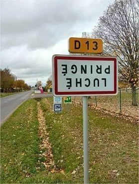photo deux panneaux de luché-pringé ont aussi été retournés.  ©  photo internaute