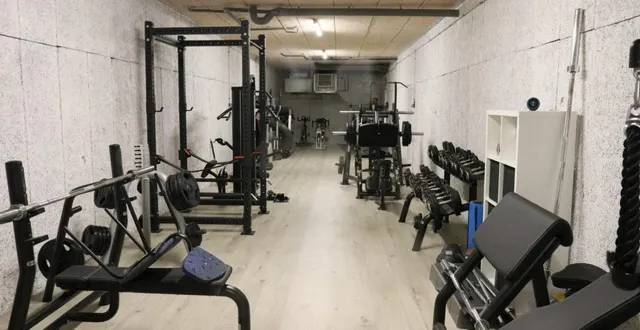 photo  des bancs de musculation, un rameur ou encore des tapis de course ont été installés dans la salle de sport du commissariat de police de flers (orne).  &copy;  flers agglo 