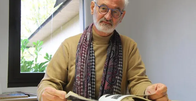 photo  président de l’association organisatrice, jean-jacques glotin prépare la quatrième édition du salon du livre, ce dimanche 26 novembre 2023, à la flèche (sarthe).  &copy;  archives ouest-france 