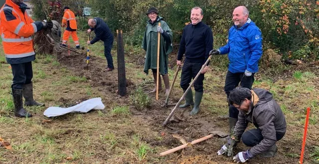 photo  samedi matin : plantation d’arbres dans la bonne humeur malgré la météo.  &copy;  le maine libre 