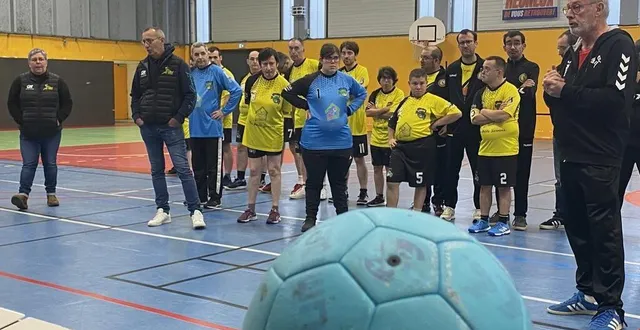 photo  à sablé, la section du handball adapté accueille une vingtaine de joueurs âgés de 20 à 60 ans.  &copy;  le maine libre 