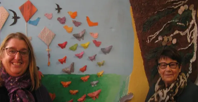 photo  anne camut-grimard (à gauche) avec odile bernaus, coprésidente de l’association cénomane multiculturelle devant la fresque réalisée lors de la quinzaine de la migration  &copy;  ouest-france 