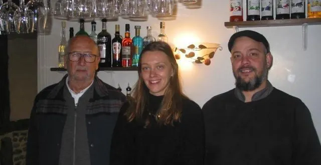 photo  le maire, gérard rosé (à gauche), a accueilli les nouveaux restaurateurs.  &copy;  ouest-france 