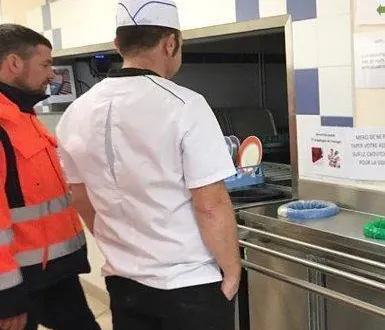 photo  une table de tri a été mise en place au restaurant scolaire où les élèves débarrassent leur plateau.  &copy;  ouest-france 