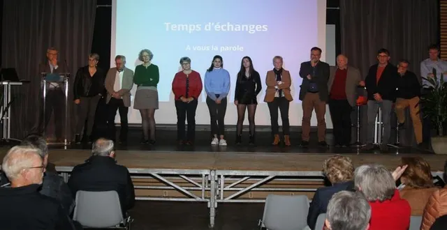 photo  laurent paris, maire (à gauche), avec son équipe pour cette réunion publique devenue incontournable.  &copy;  ouest-france 