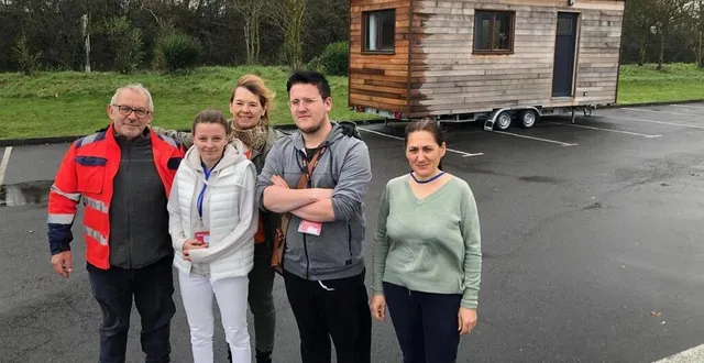 photo  bénévoles, services civiques et compagnons de l’association l’auguste recycleur bâtisseur contribuent, par leur activité, au financement des projets de construction des petites maisons mobiles.  &copy;  ouest-france 