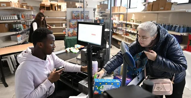 photo  angers, le 21 novembre 2023. le lycée wresinski dispose d’une supérette pédagogique et c’est parfois n’faly qui joue les caissiers.  &copy;  co – josselin clair 
