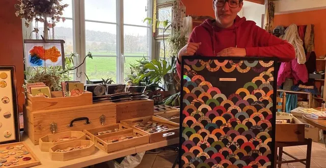 photo  à athis-val-de-rouvre (orne), leïla fréger kneppert réalise des collages à partir de vieux magazines de mode et papiers peints.  &copy;  ouest-france 