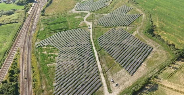 photo  la centrale solaire de surdon est répartie sur 17 hectares d’une friche industrielle appartenant à la sncf.  &copy;  dr 