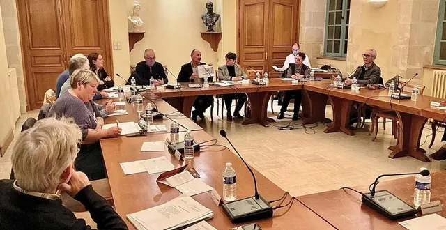 photo  frédéric beauchef montre les panneaux voltaïques situés dans la commune sur l’image du zonage actuel.  &copy;  le maine libre 