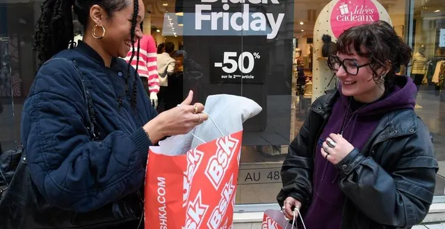 photo  angers, le 23 novembre 2023. aïcha et lou ont fait quelques emplettes en centre-ville.  &copy;  co – laurent combet 