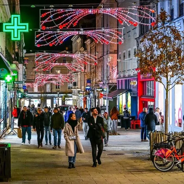 photo la ville restera illuminée jusqu’au 7 janvier 2024.  ©  photo le maine libre – yvon loué