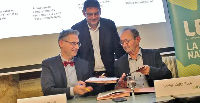 photo  stephan domingo, directeur de l’agence régionale de santé (ars) en sarthe et daniel coudreuse, le président de lbn communauté, ont signé le contrat local de santé sous les yeux de jean-michel pouget, secrétaire général de la sous-préfecture de la flèche, mardi 14 novembre 2023, à chantenay-villedieu.  &copy;  ouest-france 