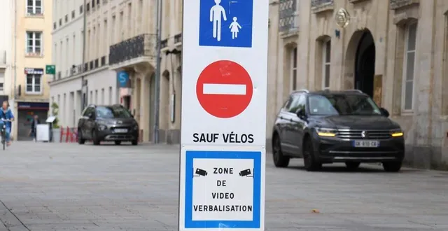 photo  à certains endroits, des panneaux mettent en garde contre la vidéoverbalisation. ici place de la république, à caen (calvados). photo d’illustration.  &copy;  archives ouest-france 