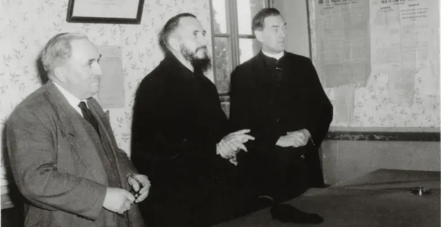 photo  andré bisson, le maire de bellou-en-houlme (orne), l’abbé pierre et l’abbé desvois, doyen de messei, le 14 octobre 1958.  &copy;  dr 