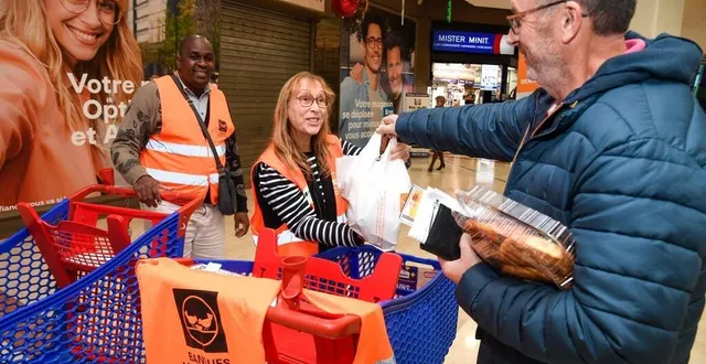photo  angers, centre commercial grand maine, le 24 novembre 2023. les bénévoles récupèrent les dons des clients à la sortie du magasin.  &copy;  co – laurent combet 