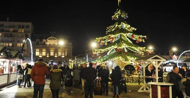 photo  une cinquantaine de chalets s’installent sur la place de la république au mans dans le cadre du marché de noël qui sera ouvert jusqu’à fin décembre.  &copy;  archives le maine libre 