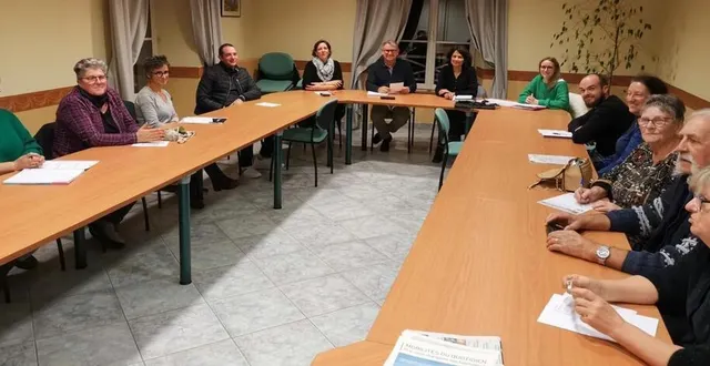 photo  une dernière réunion pour les préparatifs du village de noël.  &copy;  ouest-france 