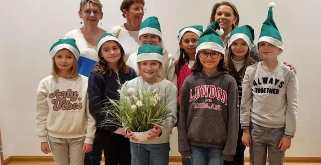 photo  revêtus d’une tunique et d’un bonnet de lutin vert et blanc, les écodélégués seront sur le site du marché de noël pour inciter les uns et les autres à respecter les consignes de tri des déchets.  &copy;  ouest-france 