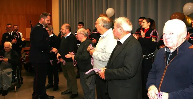 photo  les pompiers à la retraite ont reçu la fourragère en remerciement des services rendus.  &copy;  le maine libre 