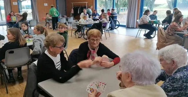 photo  organisée par les jeunes élus du conseil municipal des enfants de la commune, la première journée de jeux intergénérations a rencontré un vif succès, dimanche. de 10 h à 16 h, plus de 110 personnes ont partagé un bon moment, autour de jeux de cartes, de jeux de société ou de jeux vidéo, à la salle des fêtes.  &copy;  ouest-france 