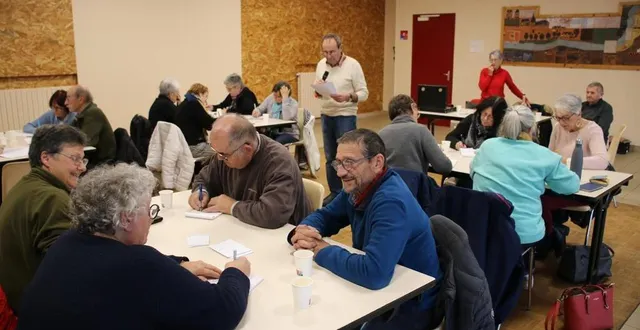 photo  micro et questionnaire en main, jacques debonne, debout, a fait travailler les méninges des aînés.  &copy;  le maine libre 
