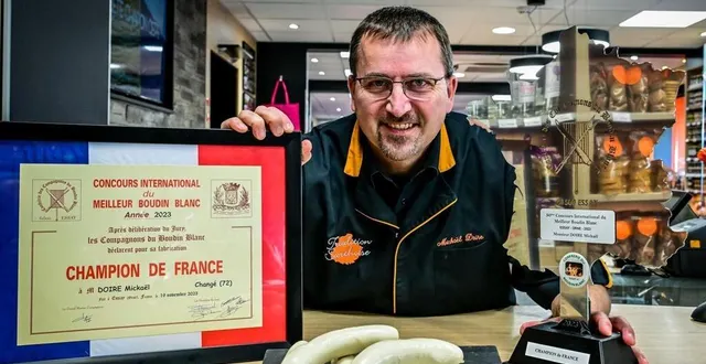 photo  changé, le 25 novembre 2023. mickaël doire est devenu champion de france du boudin blanc.  &copy;  photo le maine libre – yvon loué 