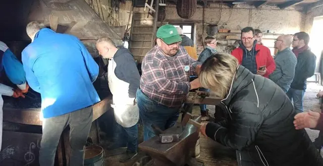 photo  le public, venu nombreux a pu suivre les explications données par pascal poirier, le forgeron.  &copy;  le maine libre 